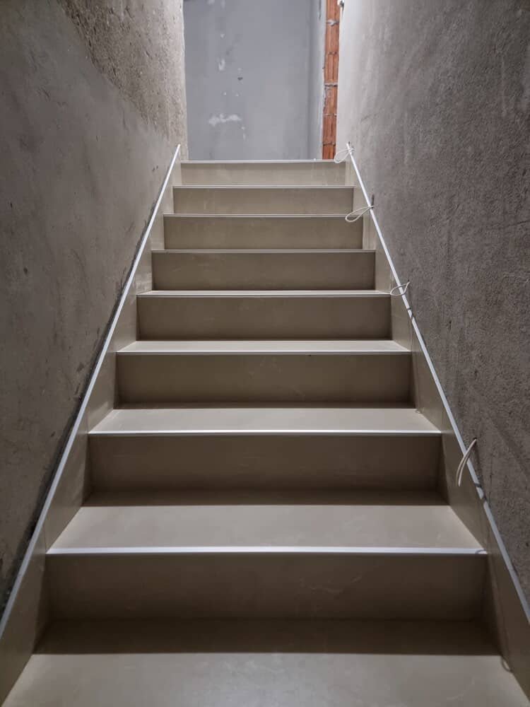 Stepenice obložene bež keramičkim pločicama